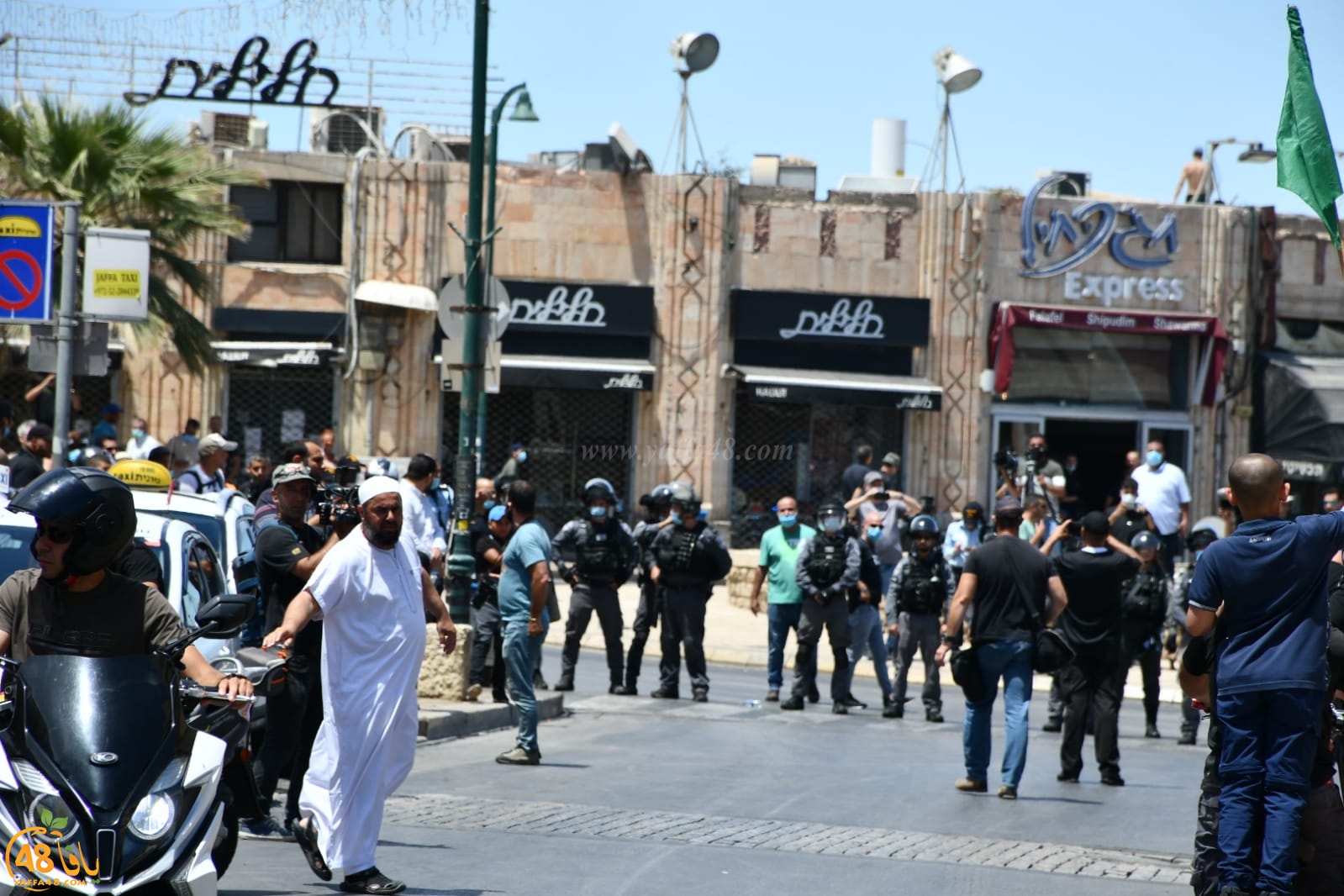 فيديو: انطلاق مسيرة غاضبة بعد صلاة الجمعة تنديداً بتدنيس مقبرة الاسعاف بيافا